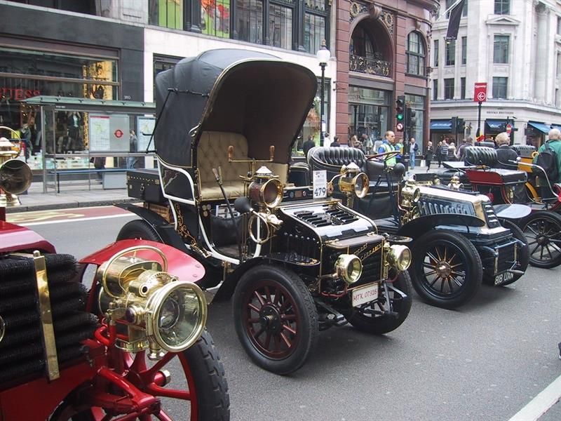 Eine Reihe alter Autos parken am Straßenrand