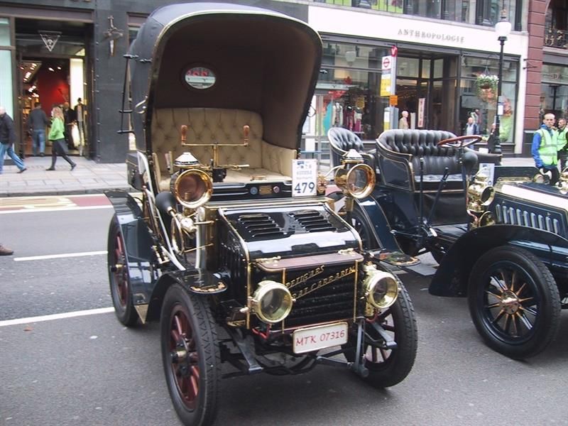 Ein altes Auto mit dem Nummernschild 479