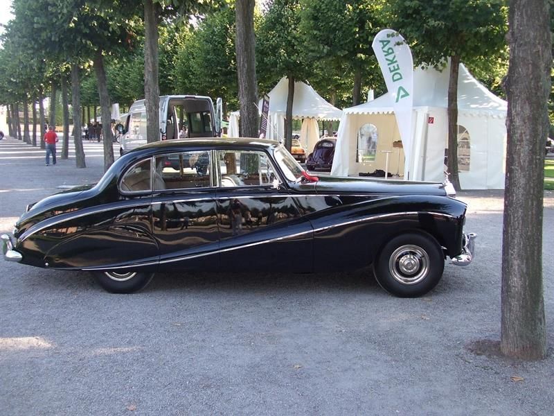 Ein schwarzes Auto parkt vor einem Dekra-Zelt