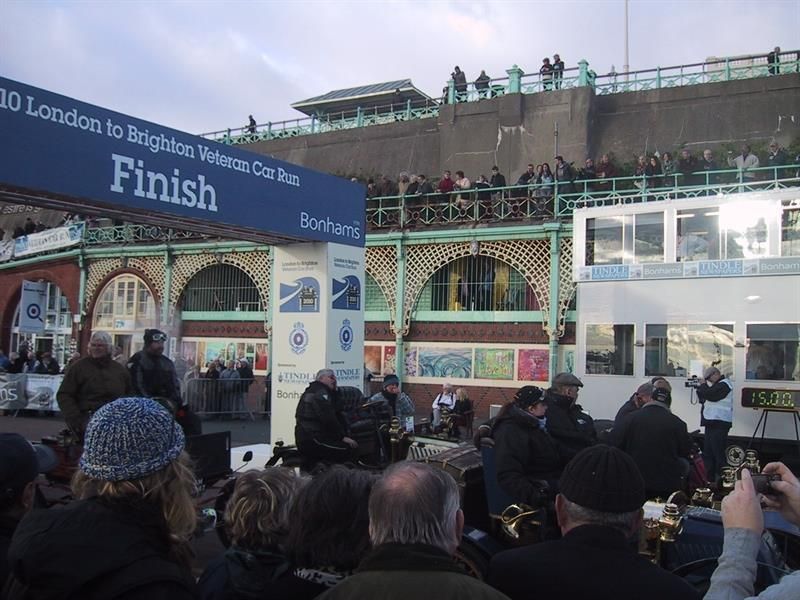 Eine Menschenmenge versammelt sich an der Ziellinie