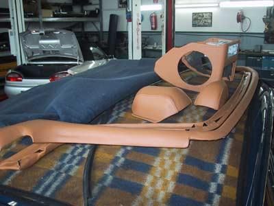 Ein Auto mit einer Decke darauf in einer Garage