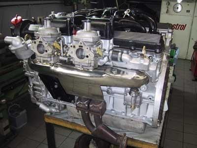 Auf einem Holztisch steht ein großer Motor.