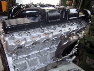 Ein großer Motor steht auf einem Tisch in einer Garage.