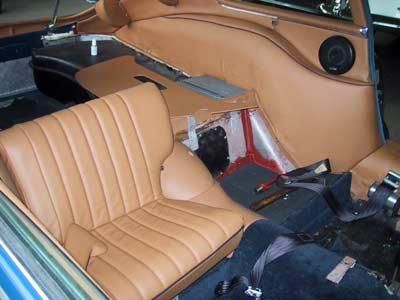 Das Innere eines Autos mit einem braunen Sitz und einem Lautsprecher.