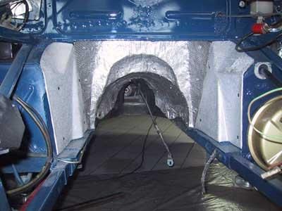 Das Innere eines blauen Autos, durch das ein Tunnel führt.