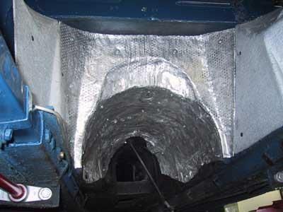 Eine Nahaufnahme der Unterseite eines blauen Autos.