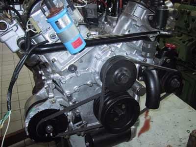 Ein Motorradmotor steht auf einem Tisch in einer Garage.