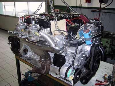 Ein großer Motor steht auf einem Tisch in einer Garage.