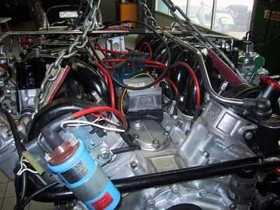 Eine Nahaufnahme eines Automotors, aus dem Kabel herauskommen.