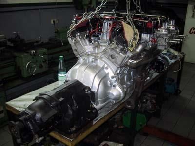 Ein großer Motor steht auf einem Tisch in einer Garage.