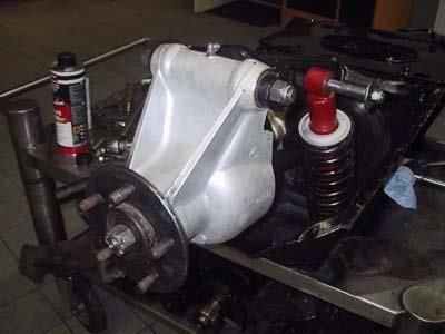 Auf einem Tisch liegt ein Stück Metall.