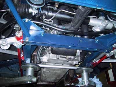 Eine Nahaufnahme der Unterseite eines Automotors.