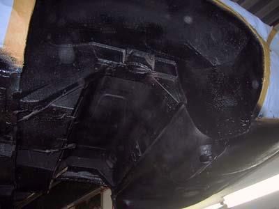 Eine Nahaufnahme der Unterseite eines Autos in einer Garage.