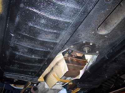 Eine Nahaufnahme der Unterseite eines Autos.