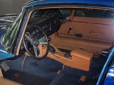 Der Innenraum eines blauen Autos mit einem Lenkrad