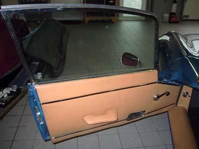 Die Tür eines Autos steht in einer Garage offen.