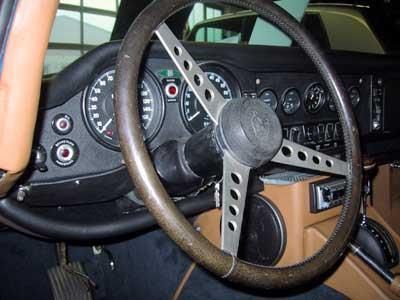 Eine Nahaufnahme von einem Lenkrad in einem Auto