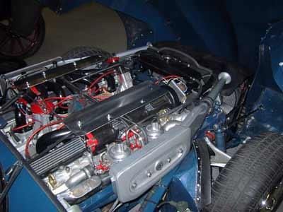 Eine Nahaufnahme eines blauen Automotors mit geöffneter Motorhaube.