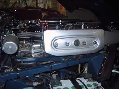 Eine Nahaufnahme eines Automotors mit geöffneter Motorhaube.