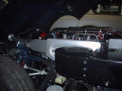 Eine Nahaufnahme eines Automotors mit geöffneter Motorhaube.