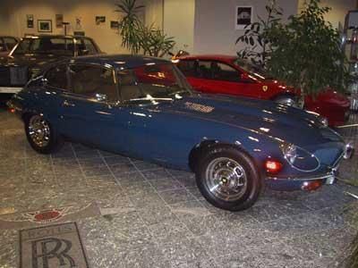 Ein blauer Rolls-Royce steht in einem Ausstellungsraum