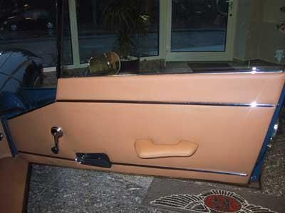 Eine Nahaufnahme einer Autotür mit einem Griff daran.