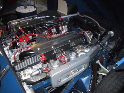 Eine Nahaufnahme eines Automotors mit geöffneter Motorhaube.