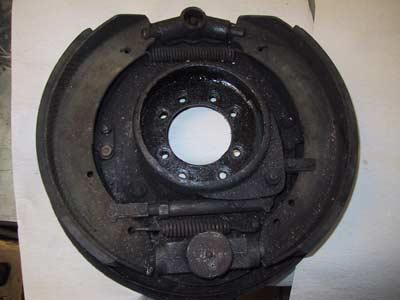 Eine Nahaufnahme eines Bremssattels auf einer weißen Oberfläche.