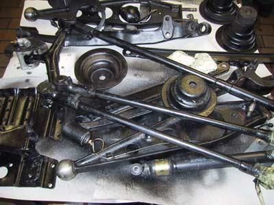 Auf einem Tisch liegt ein Haufen Metallteile.