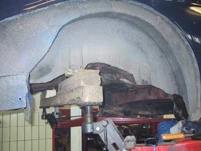 In einer Werkstatt wird an einem Auto gearbeitet.