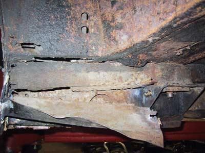 Eine Nahaufnahme der Unterseite eines rostigen Autos.