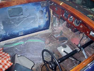 Das Innere eines Autos mit Lenkrad und Armaturenbrett