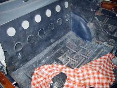 Der Rücksitz eines Autos mit einem karierten Tuch auf dem Boden.