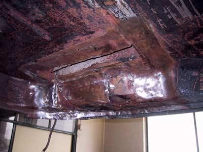 Eine Nahaufnahme eines rostigen Metallstücks in einem Raum.