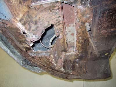 Eine Nahaufnahme eines rostigen Metallstücks mit einem Loch darin.