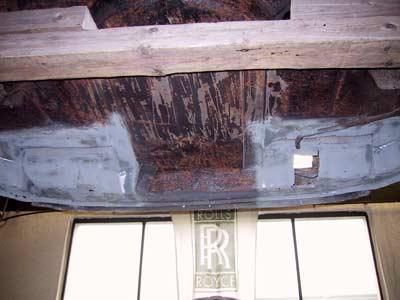 Ein Rolls-Royce-Schild hängt von der Decke eines Zimmers.