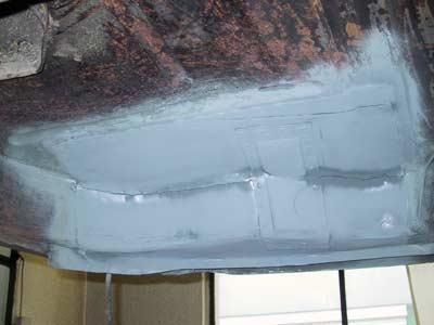 Ein Stück Eis hängt von der Decke eines Raumes.