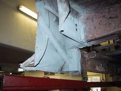 In einer Garage hängt ein Stück Metall von der Decke.