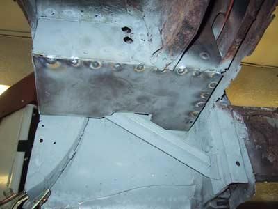 Eine Nahaufnahme eines Metallstücks mit Löchern darin.