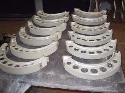 Auf einem Tisch sind mehrere Hufeisen übereinander gestapelt.