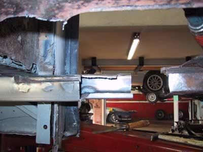 Ein Auto steht auf einer Hebebühne in einer Garage.