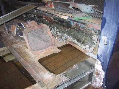 Auf einem Holzboden liegt ein Stück Metall.