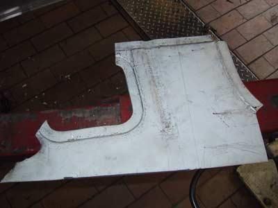 Auf einem Ziegelsteinboden liegt ein Stück Metall.