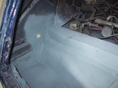 Das Innere eines Autos, aus dem viele Kabel herauskommen.