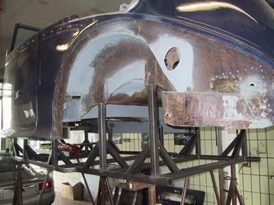 Ein Auto steht auf einem Metallrahmen in einer Garage.