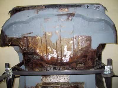 Ein Stück rostiges Metall liegt auf einem Metallständer.