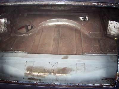 Eine Nahaufnahme des Kofferraums eines Autos mit Holzboden.