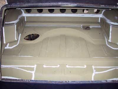 Eine Nahaufnahme des Kofferraums eines Autos mit einem Loch darin.