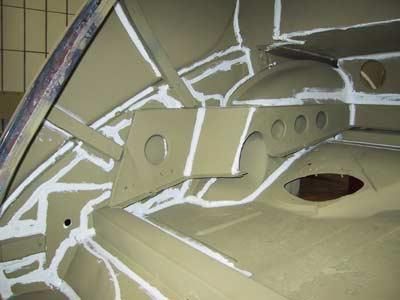 Eine Nahaufnahme eines Metallstücks mit weißem Klebeband darauf.