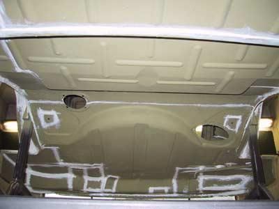 Die Decke eines Autos wird weiß gestrichen.